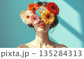花で目元を隠した女性のアートポートレート　フィルム風粒子加工 135284313