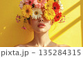 花で目元を隠した女性のアートポートレート　フィルム風粒子加工 135284315