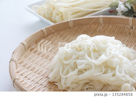 ざるうどんの麺 135284858