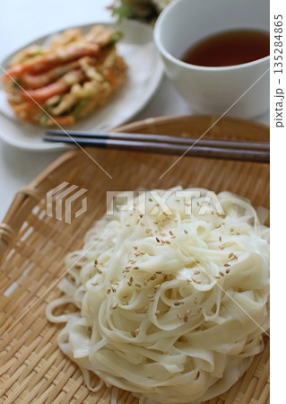 エビのかき揚げ天ぷらと冷やしざるうどん エビのかき揚げ天ぷらと冷やしざるうどん 135284865