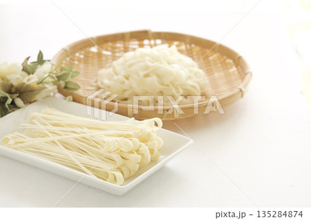 ざるうどんの麺 135284874
