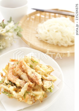 エビのかき揚げ天ぷらと冷やしざるうどん エビのかき揚げ天ぷらと冷やしざるうどん 135284876