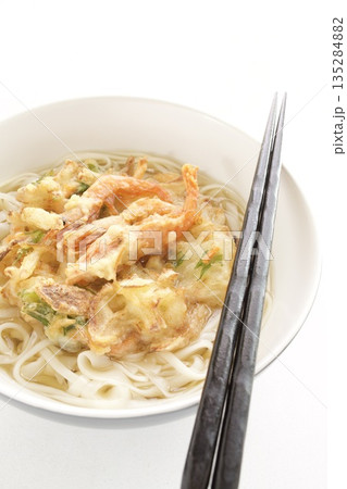 エビのかき揚げ天ぷらうどん エビのかき揚げ天ぷらうどん 135284882