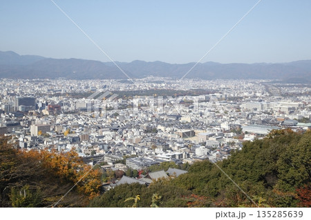 秋の将軍塚青龍殿の舞台から見た京都 秋の将軍塚青龍殿の舞台から見た京都 135285639