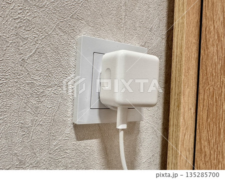 Charging a work laptop, charger 135285700
