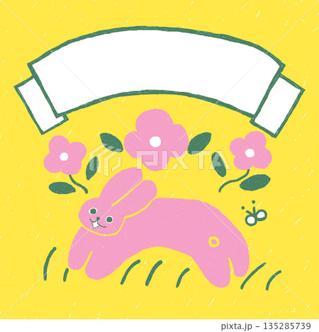ピンクのお花と元気に走るウサギさん（文字入れ部分あり）　やさしいイラスト素材 135285739