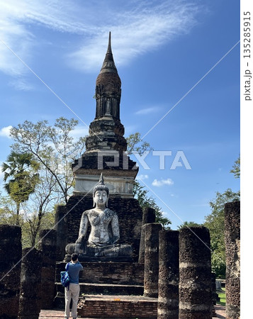 スコータイ歴史公園ワット・マハタートと写真撮影する観光客 135285915