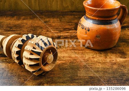 メキシコのモリニージョ(molinillo)　チョコラーテを作るための調理器具 135286096