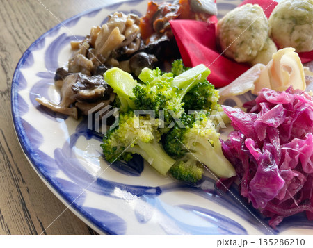 アンティパスト 前菜の盛り合わせ イタリア料理の彩り豊かな一皿 135286210