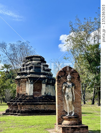 スコータイ歴史公園ワット・トラパングーンの歩く仏像 スコータイ歴史公園ワット・トラパングーンの歩く仏像 135286303