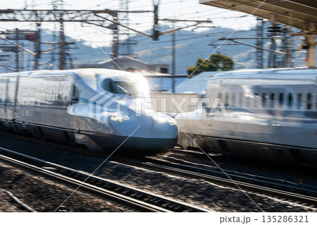 晴天の米原駅を通過する東海道新幹線 ホームからの鉄道風景 晴天の米原駅を通過する東海道新幹線 ホームからの鉄道風景 135286321