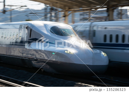 晴天の米原駅を通過する東海道新幹線 ホームからの鉄道風景 晴天の米原駅を通過する東海道新幹線 ホームからの鉄道風景 135286323