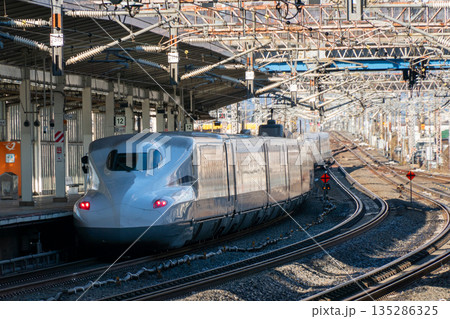 晴天の米原駅を通過する東海道新幹線 ホームからの鉄道風景 晴天の米原駅を通過する東海道新幹線 ホームからの鉄道風景 135286325