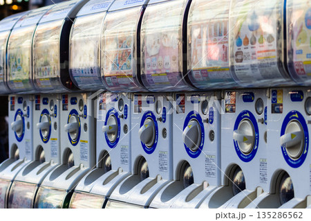 カプセルトイの販売機 カプセルトイの販売機 135286562
