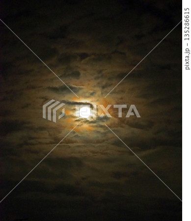 月の雲隠れ　暗い雲の中に居てる月 135286615