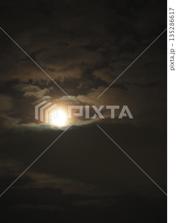 月の雲隠れ 暗い雲の中に居てる月 月の雲隠れ 暗い雲の中に居てる月 135286617