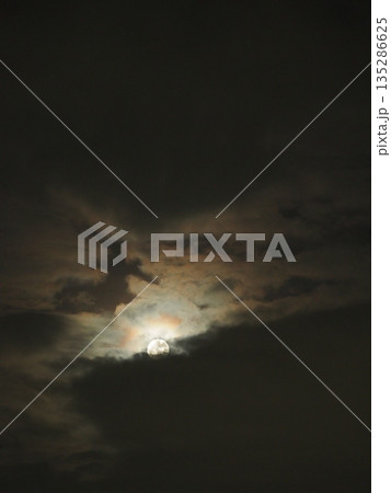 月の雲隠れ　暗い雲の中に居てる月 135286625