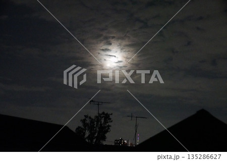 月の雲隠れ 暗い雲の中に居てる月 月の雲隠れ 暗い雲の中に居てる月 135286627
