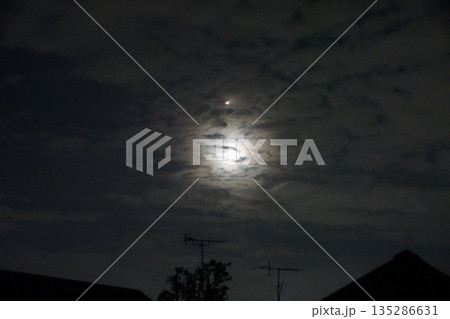 月の雲隠れ 暗い雲の中に居てる月 月の雲隠れ 暗い雲の中に居てる月 135286631