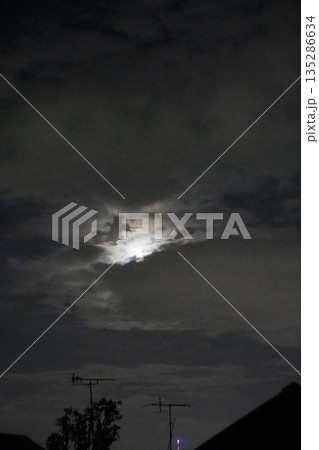 月の雲隠れ　暗い雲の中に居てる月 135286634