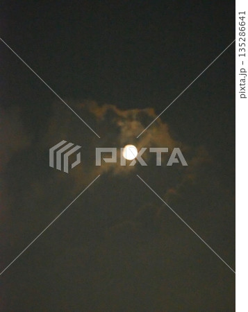 月の雲隠れ　暗い雲の中に居てる月 135286641