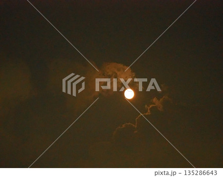 月の雲隠れ　暗い雲の中に居てる月 135286643