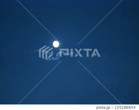 月の雲隠れ　暗い雲の中に居てる月 135286654