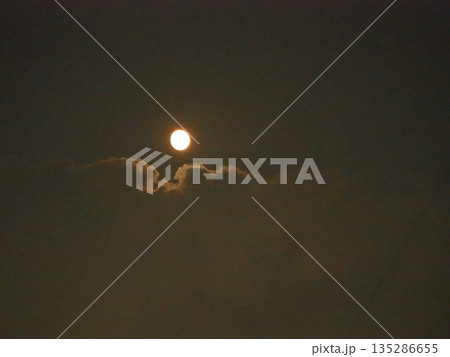 月の雲隠れ　暗い雲の中に居てる月 135286655