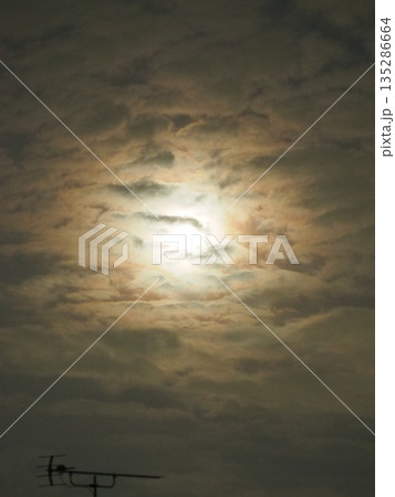 月の雲隠れ　暗い雲の中に居てる月 135286664
