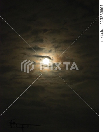 月の雲隠れ　暗い雲の中に居てる月 135286665