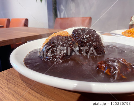 ヒレカツカレー 黒いスパイシーカレーソースとサクサク衣のカツ ヒレカツカレー 黒いスパイシーカレーソースとサクサク衣のカツ 135286798