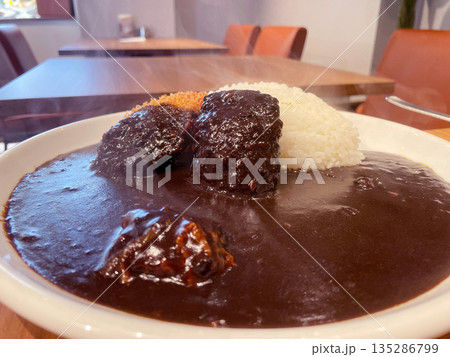 ヒレカツカレー 黒いスパイシーカレーソースとサクサク衣のカツ 135286799
