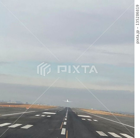 離陸する飛行機 135286819