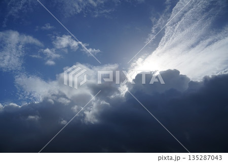 躍動感が十分な青い空の白い雲 135287043