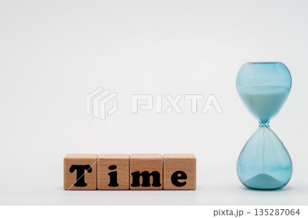 timeの文字とガラス製の砂時計 135287064