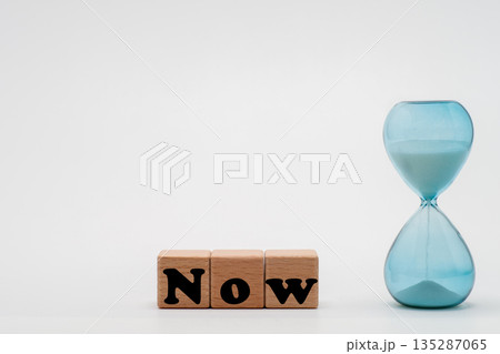 nowの文字とガラス製の砂時計 nowの文字とガラス製の砂時計 135287065