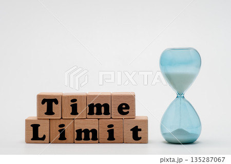 TimeLimitの文字とガラス製の砂時計 135287067