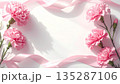 母の日の背景素材　カーネーションとピンクのリボン（水彩風） 135287106