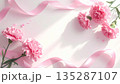 母の日の背景素材　カーネーションとピンクのリボン（水彩風） 135287107