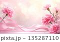母の日の背景素材　カーネーションとピンクのリボン（水彩風） 135287110
