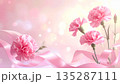 母の日の背景素材　カーネーションとピンクのリボン（水彩風） 135287111