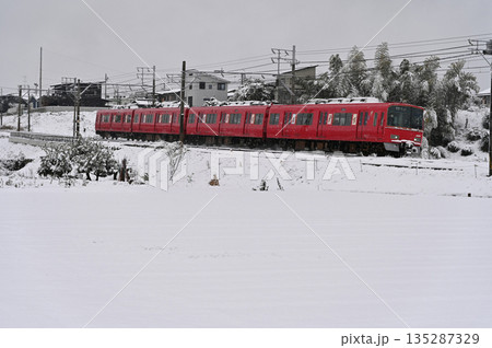雪の名鉄各務原線を走る3500系 3518編成 135287329