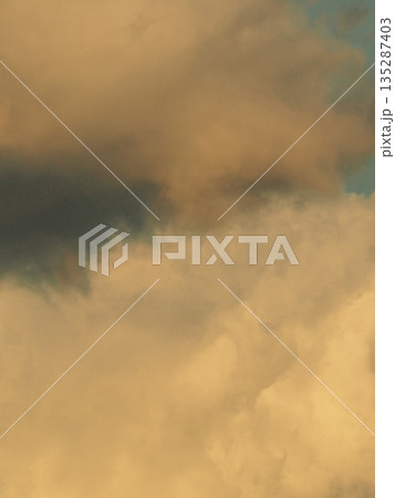 決して白くはない、雲。いろんな色の雲があるんだよ。 135287403