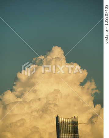 決して白くはない、雲。いろんな色の雲があるんだよ。 決して白くはない、雲。いろんな色の雲があるんだよ。 135287405