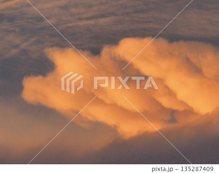 決して白くはない、雲。いろんな色の雲があるんだよ。 決して白くはない、雲。いろんな色の雲があるんだよ。 135287409