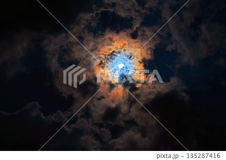 決して白くはない、雲。いろんな色の雲があるんだよ。 135287416