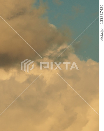 決して白くはない、雲。いろんな色の雲があるんだよ。 決して白くはない、雲。いろんな色の雲があるんだよ。 135287420