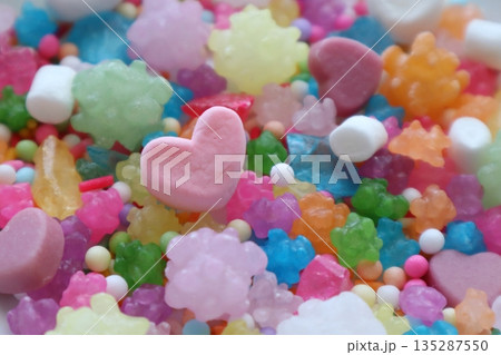 カラフルなお菓子とハートのマシュマロ 135287550