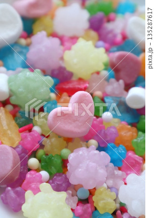 カラフルなお菓子とハートのマシュマロ カラフルなお菓子とハートのマシュマロ 135287617