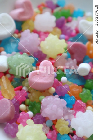 カラフルなお菓子とハートのマシュマロ 135287618